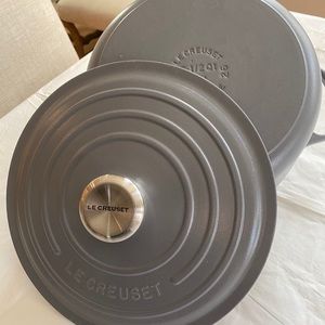 LE CREUSET SIGNATURE ROUND DUTCH OVEN